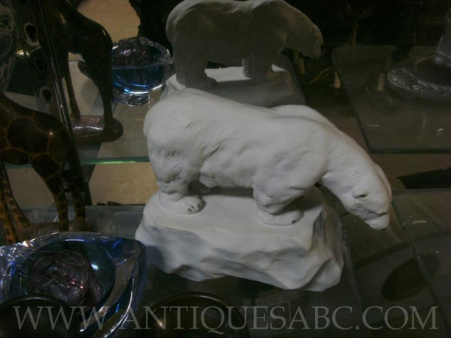 polar bear sculpture